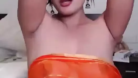 Indian slut gets her tits out