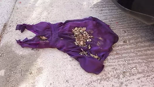 Araba lastikleri altında mor elbise 4 üzerinde ezme