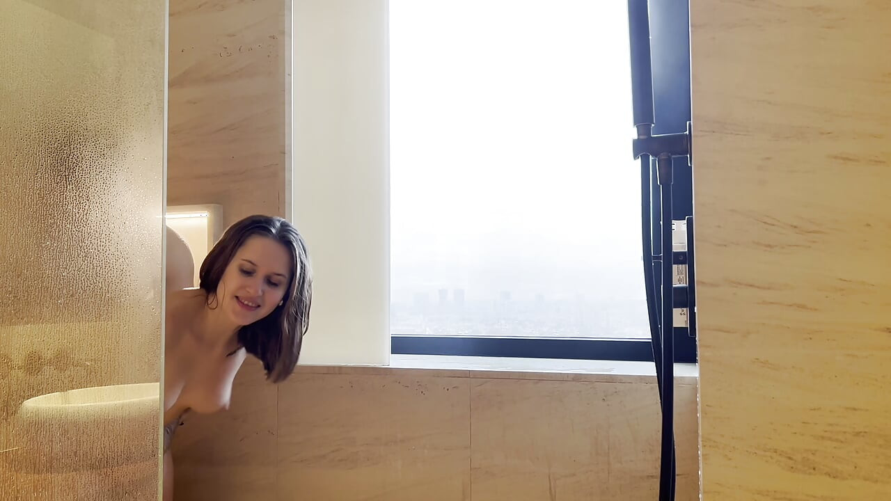 สาววิทยาลัยวัย 19 ปีเย็ดในห้องอาบน้ําเบื้องหลังการแคสต์หนังโป๊ครั้งแรก