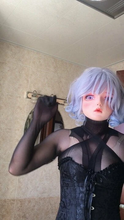 Kigurumi in collant nero si masturba