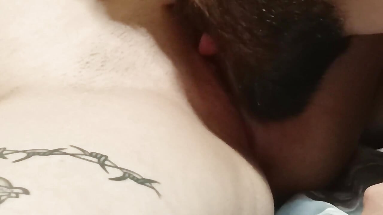 Hombre barbudo lame suavemente el coño hasta el orgasmo