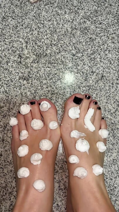 Crema batida en mis pies desnudos