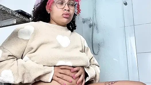 Sinemada büyük milkshake'in ardından şişmiş tuvalet osuruyor