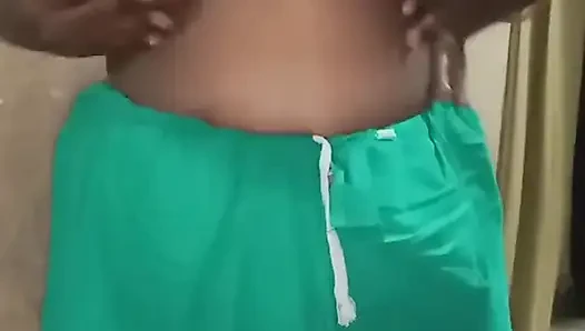 Wanita Tamil pura-pura melepas pakaiannya di depan suaminya