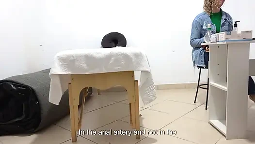 Doktor muayene sırasında parmağını götüne serbestçe soktu.