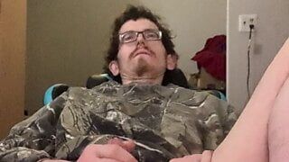 Denzel James masturbiert in einem Camouflage-Pullover auf seinem Stuhl
