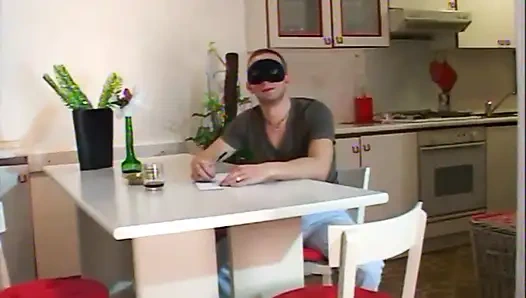 Чудесную тинку в маске с красивыми сиськами трахнул и кончил на киску греховный женатый мужчина