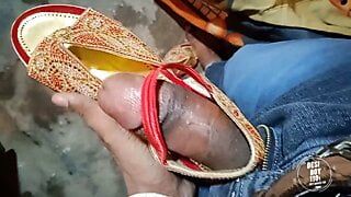Дрочащий индийский паренек кончает на девушке в сандалии дрочит сперму на видео телезрителя Pranita, паренек дрочит и развлекается