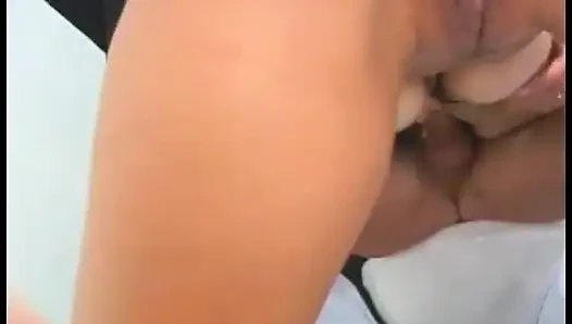 Tante cantik rambut cokelat dengan toket besar suka banget nonton pacarnya lagi kencing