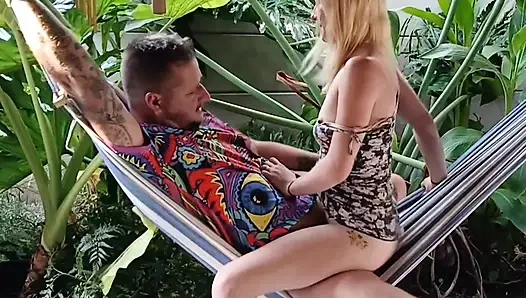 Рыжая цвет ее волос, блондинка, ей понравился хуй на свингере