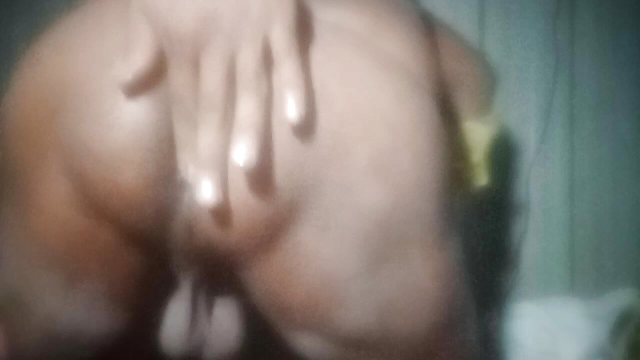 Талант хлопець кладе великого баклажана в гар вночі Талант хлопець кладе велику бригаду в гар вночі