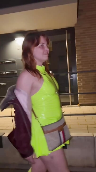 Offentlig promenad och blinkande i underkläder och strumpor