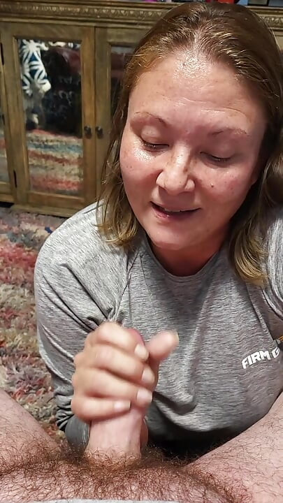 Une MILF qui parle coquine en suçant une bite parle de la raison pour laquelle elle aime sucer une bite et comment elle veut que des mecs alignés pour une pipe