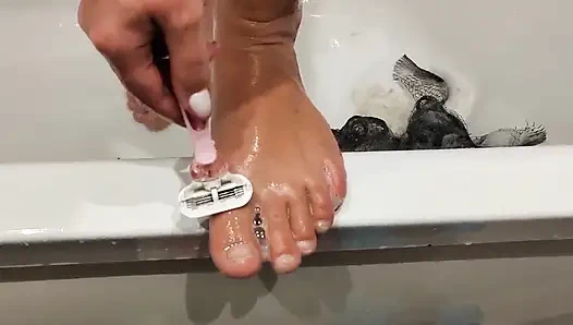 Девушка по соседству в душе с большими сиськами