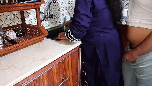 Suami India berhubungan seks dengan istrinya di dapur