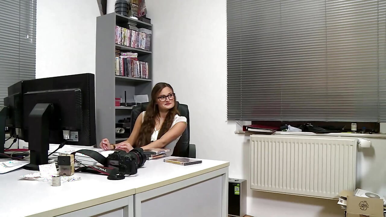 Mame sexy de la birou seducătoare pentru acțiune sălbatică cu penetrare dublă