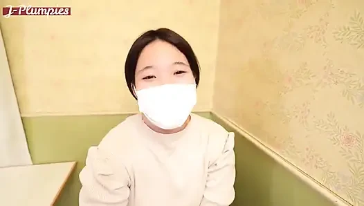 Cewek semok amatir dengan masker dicrot di dalam setelah dientot habis-habisan