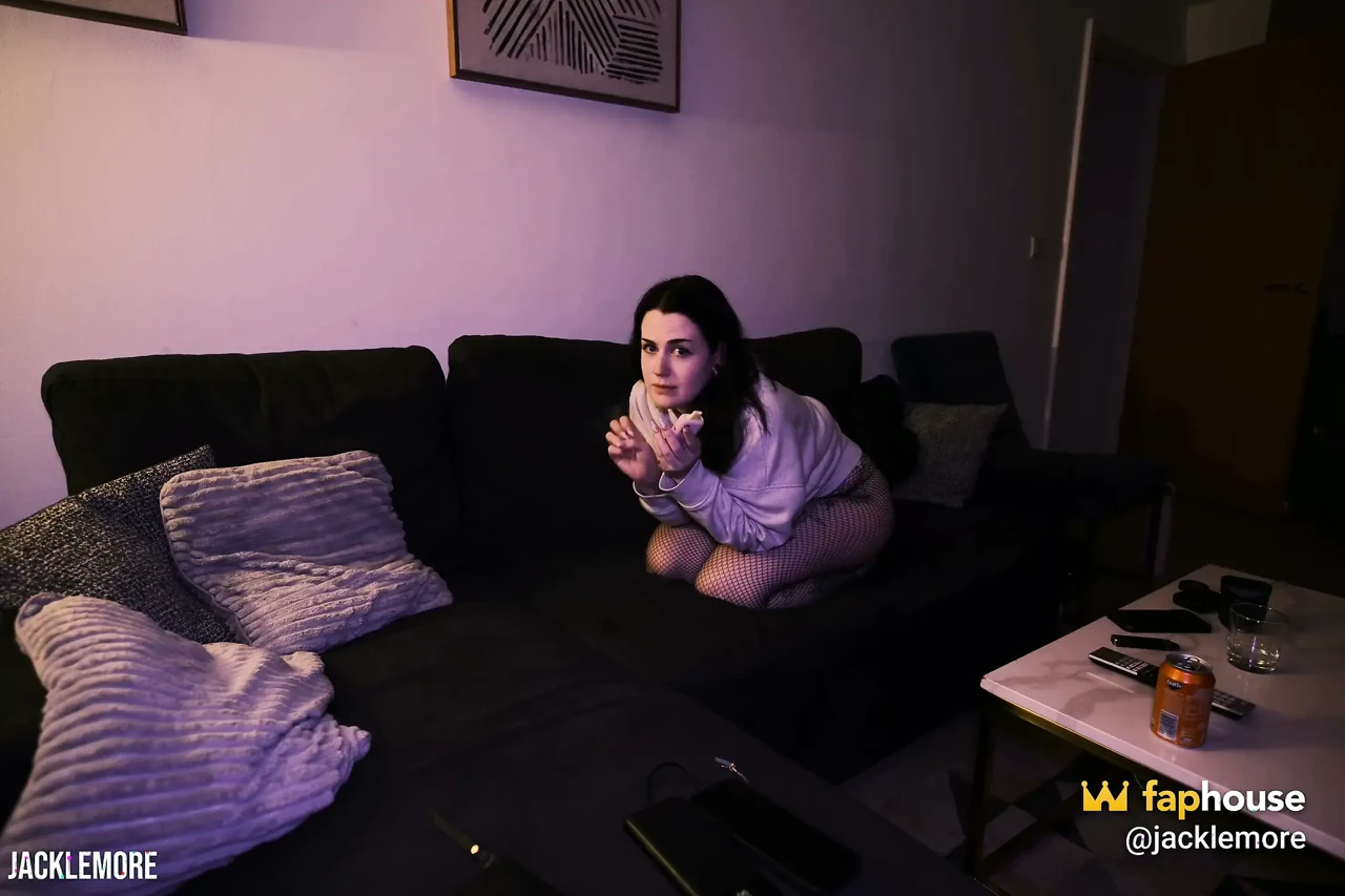 Netflix and BJ with Cuite Kiobey Rail Doggy Facial