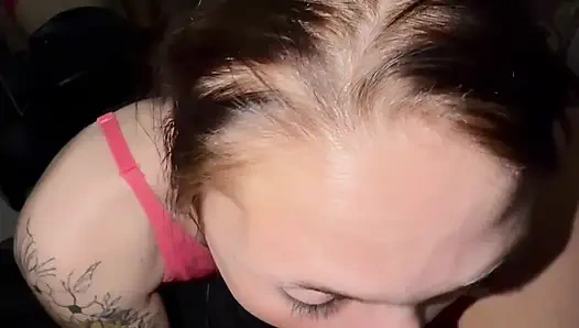 Versaute zierliche ehefrau lutscht großen schwarzen schwanz