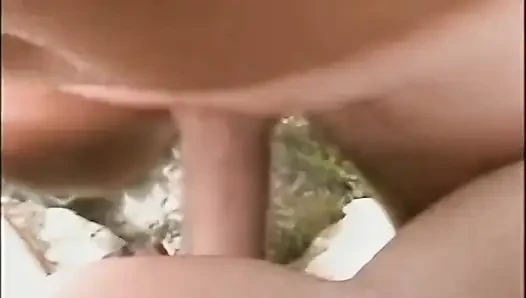 Azgın kızıl saçlı bebek vahşi plajda amcığını parmaklıyor