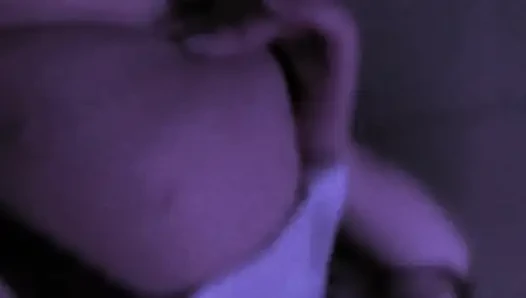 Nur eine süße freche studentin, macht einen striptease und zeigt ihre zunge bettelt um dich, steck deinen harten schwanz auf meinen mund