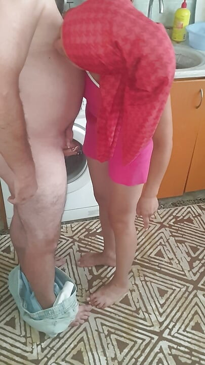 Rávettem a fejkendőt viselő szobalányomat, hogy orális szexet végezzen rajtam a konyhában.