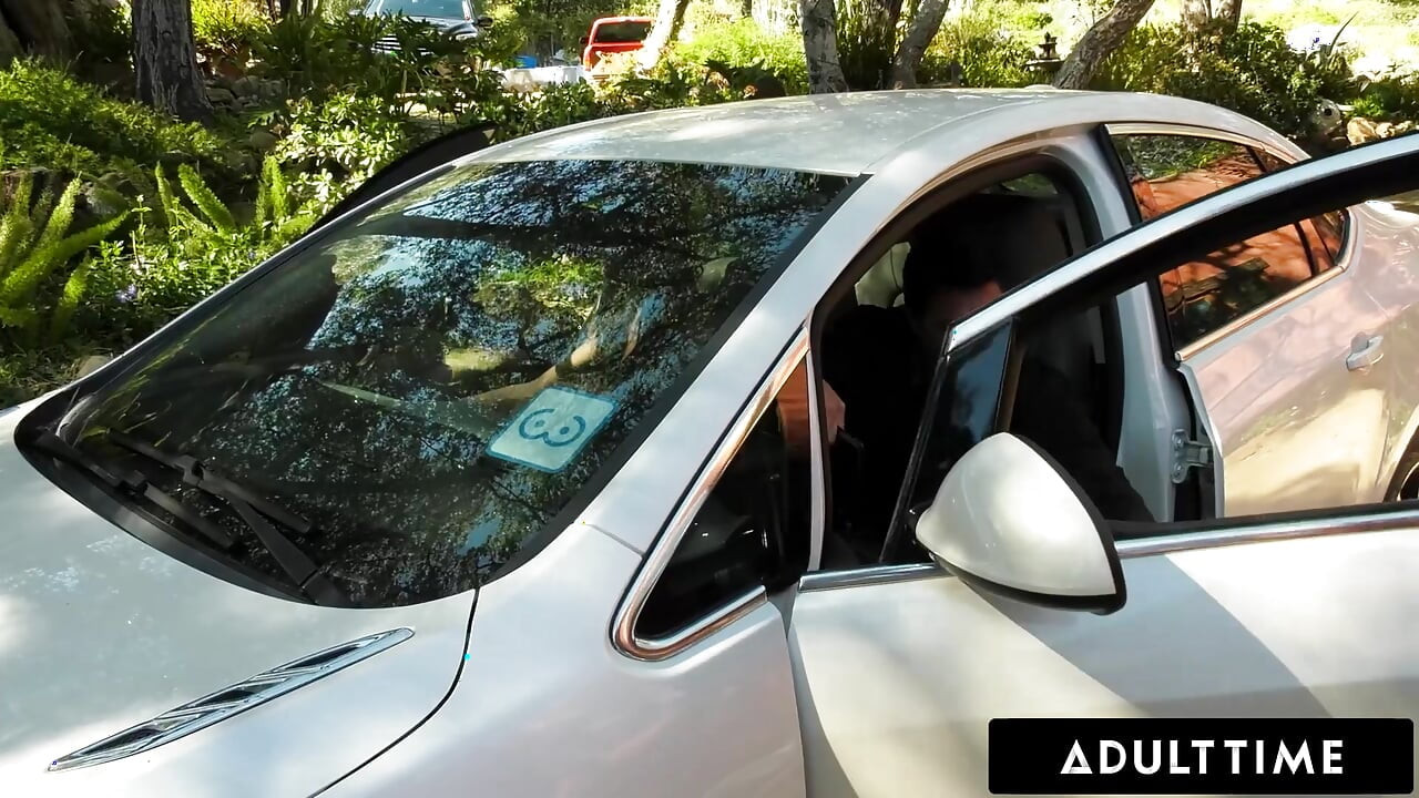 זמן למבוגרים - אניסה קייט מתגרה במדריך שלה עם הציצים הטבעיים הענקיים שלה במהלך שיעור נהיגה