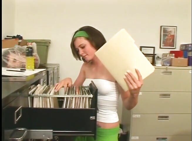 Lesben lecken muschi, küssen dildospiel im büro