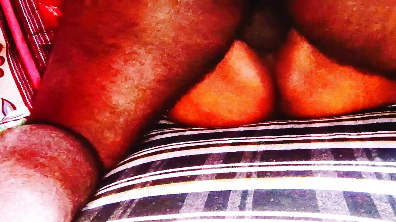 Desi trio à gros nichons, gros cul, des sœurs se tapent un chauffeur de voiture. Mots cochons telugu.