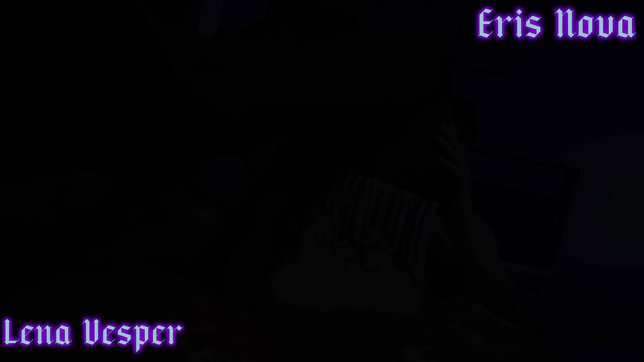 Lena Vesper derrete o cérebro de Eris Nova no fisting no meio do riacho