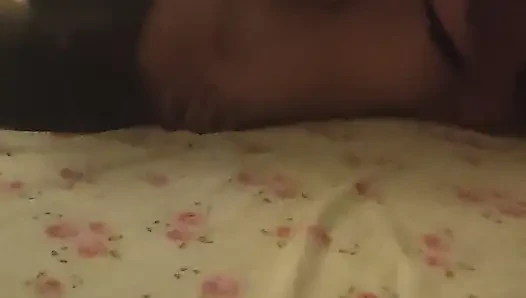 Ben evi süpürerken geldi, ıslak amcığımı yaladı ve yarağını içeri soktu.