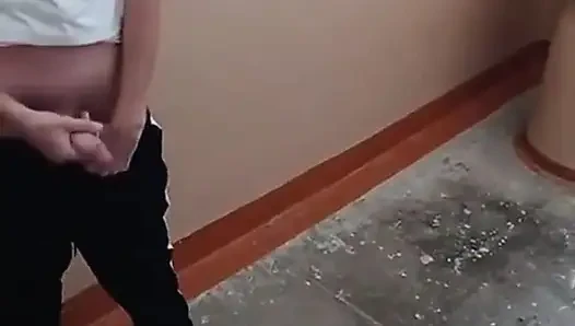Bir adamın girişinde mastürbasyon