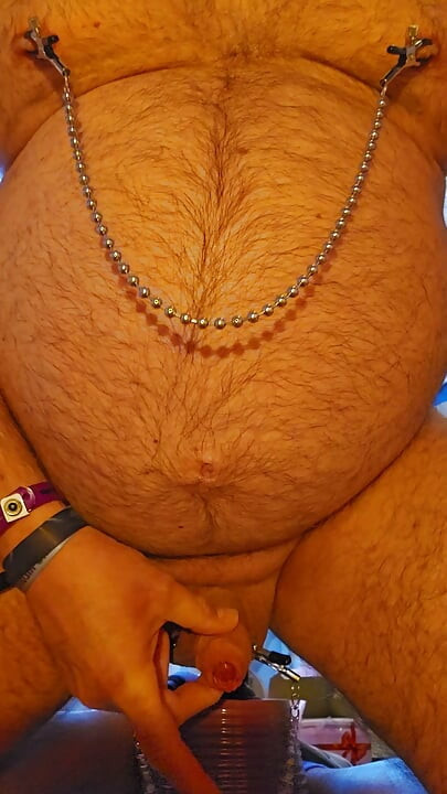 Dildo na ipinapasok habang may nipple clamps