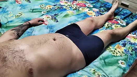 Дрочка и массаж яиц Emma крупным планом. Она обожает, когда я трогаю, у нее натуральные сиськи