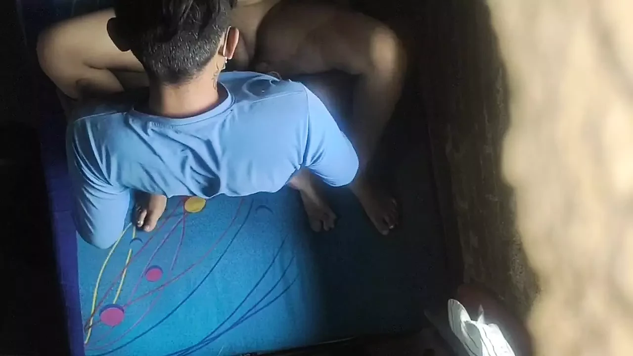 Chica india del pueblo masterbating por hermanastro y folla