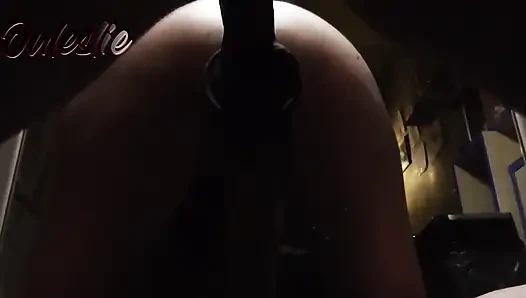 Ich habe mit einem großen schwarzen dildo gespielt und viel davon gemacht