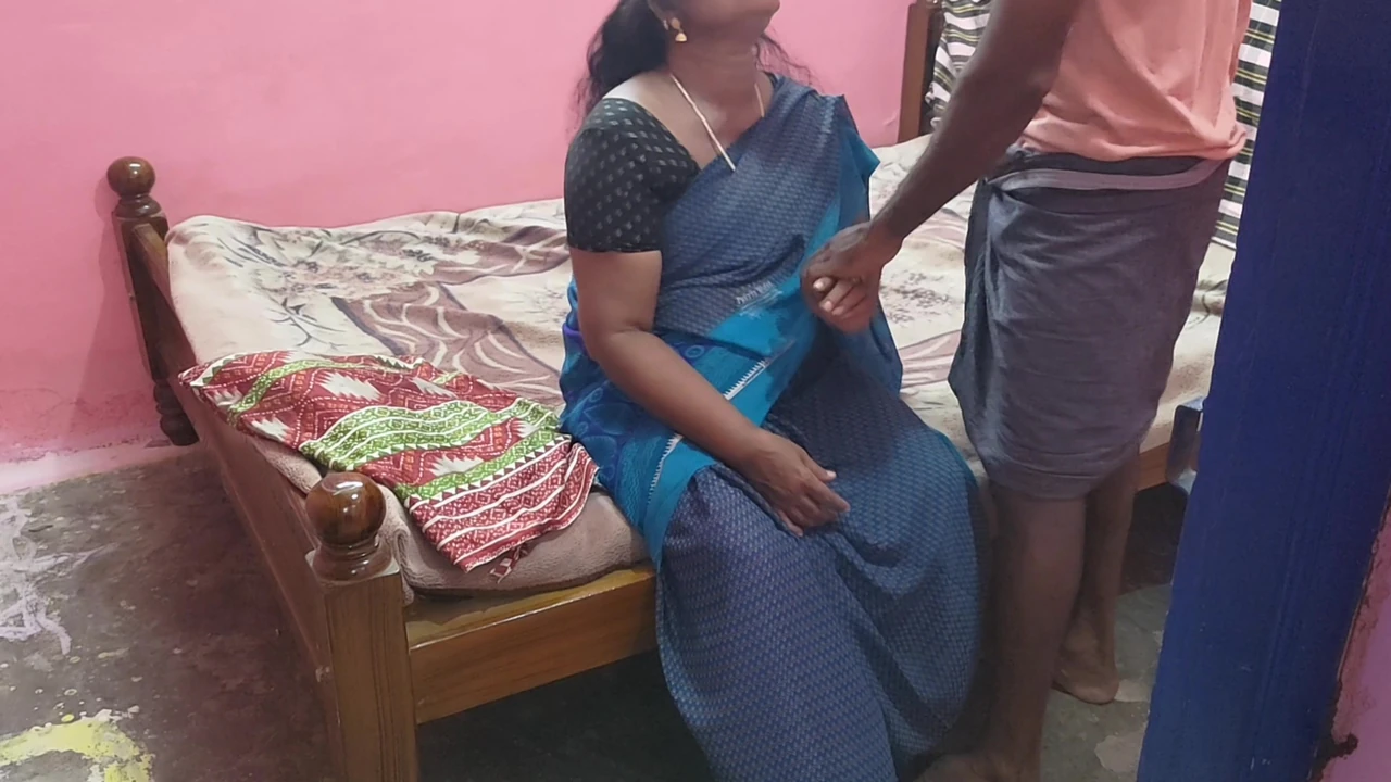 Aunty was in the bed room and I invited her for sex  she reluctantly agreed and I had hot sex with him.