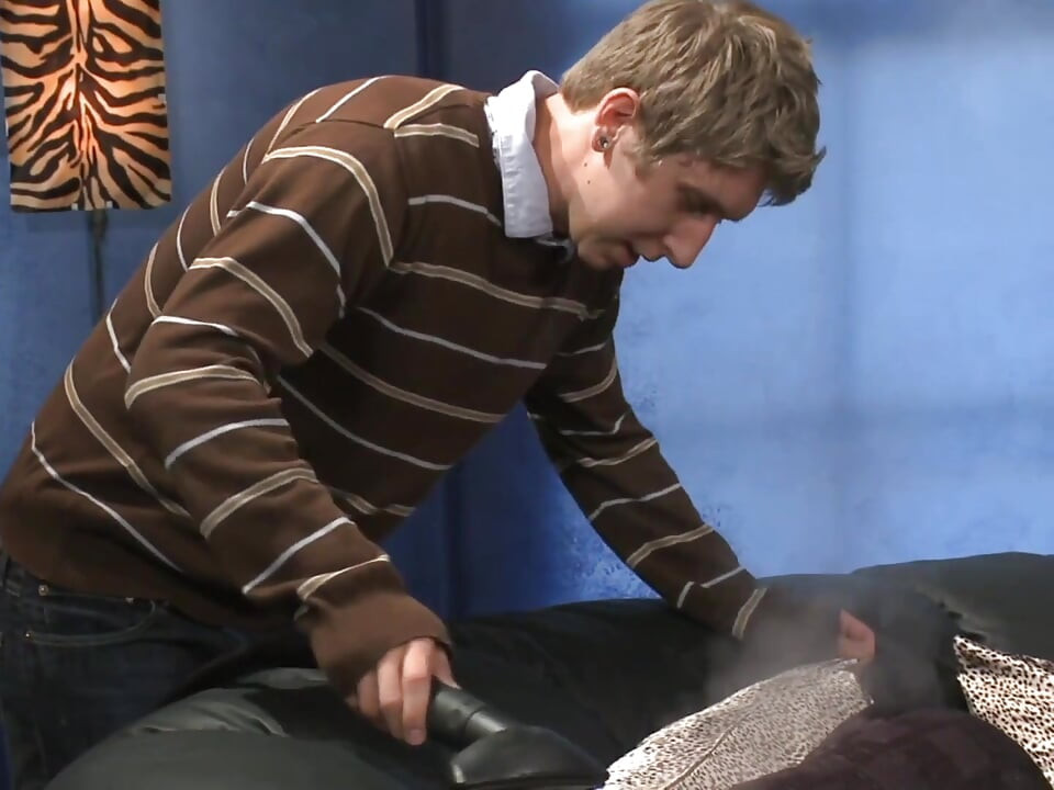 Báo sư tử cong Raquel Devine làm một titjob đầu tiên khuôn mặt