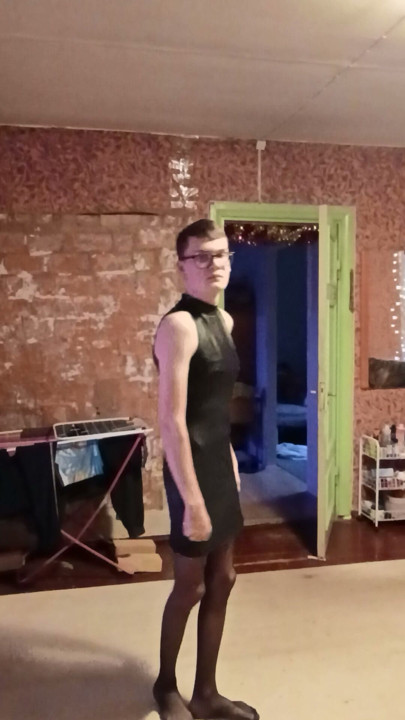 Sissy Slaps Her Ass