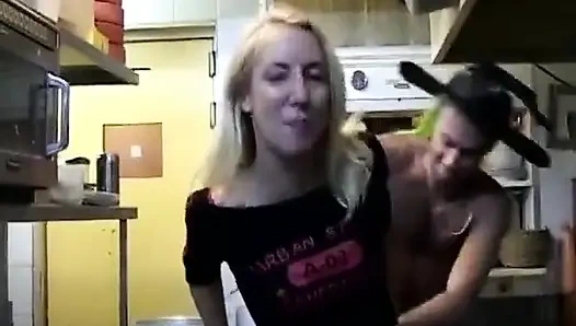 Vahşi Fransız genç kız mutfakta çalışırken iki memnun ediyor
