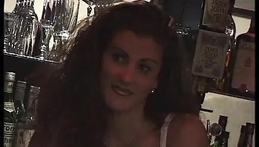 Sarışın direk dansçısı ve garsonlar