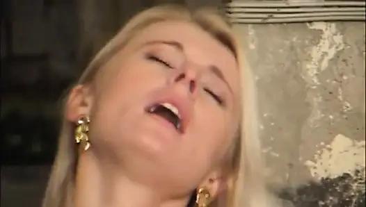 Sarışın hatun büyük siyah yarak üzerinde... Amcık yalayan göt sikişi