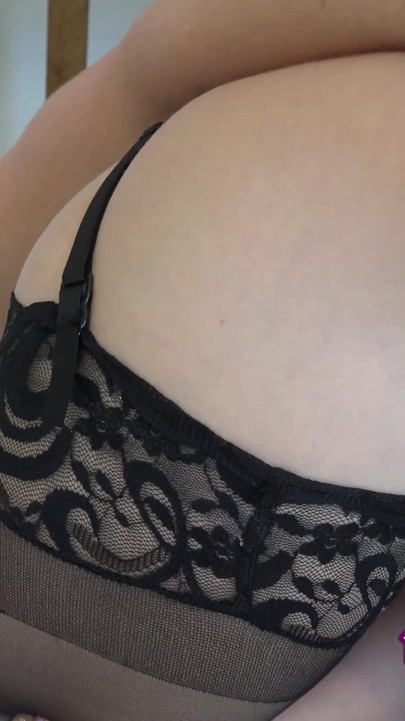 Prsata riđokosa Dani Jensen je nestašna pička za vruću zabavu s velikim dildom