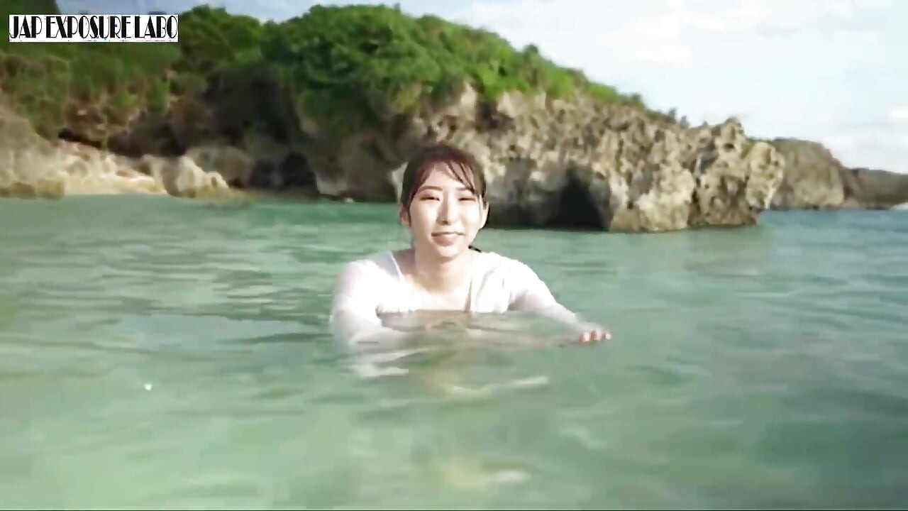 Gravure Idol Behind-the-scenes in Okinawa, a Daring off-camera Moment Captured Discreetly 1st
