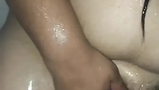 Dengan mainanku di kamar mandi