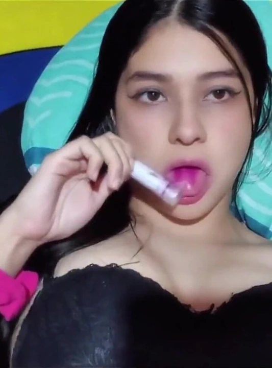 色情女演员尤莉丝戈麦斯展示她的东西（真实自拍