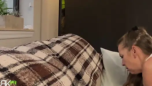 Большая задница застряла на диване!