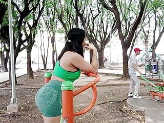 Une belle latina trouve Liam le mec excité dans le parc et lui propose de la baiser par la chatte - porno en espagnol