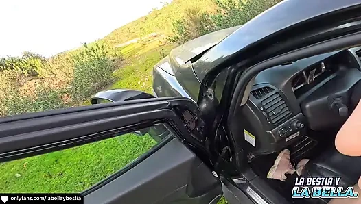 18 yaşındaki kadın; Vajinası titreşirken arabasını sürüyor ve herkesin içinde anal sikişiyoruz!!