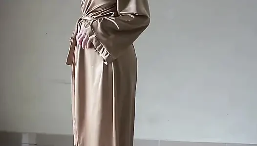 Endonezyalı tobrut kız seks yaparken seksi saten bornoz giyiyor